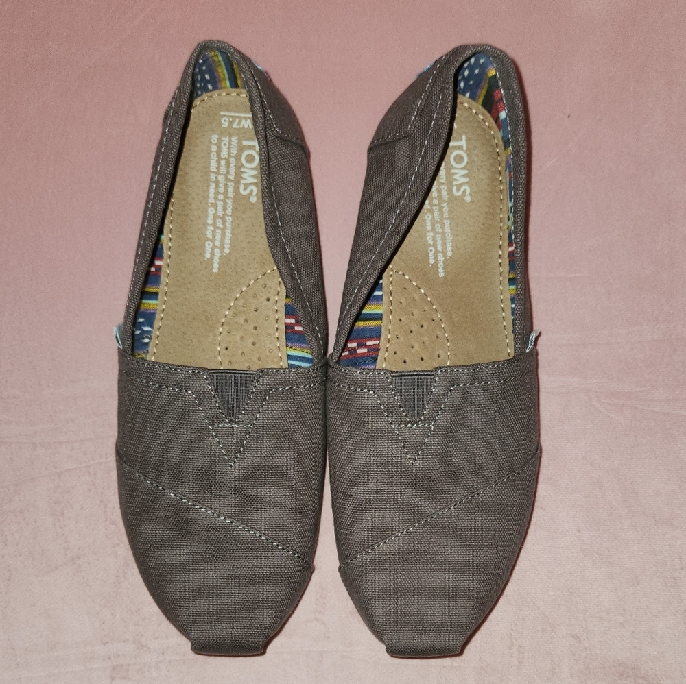 Toms Classic Canvas slip on -never worn
